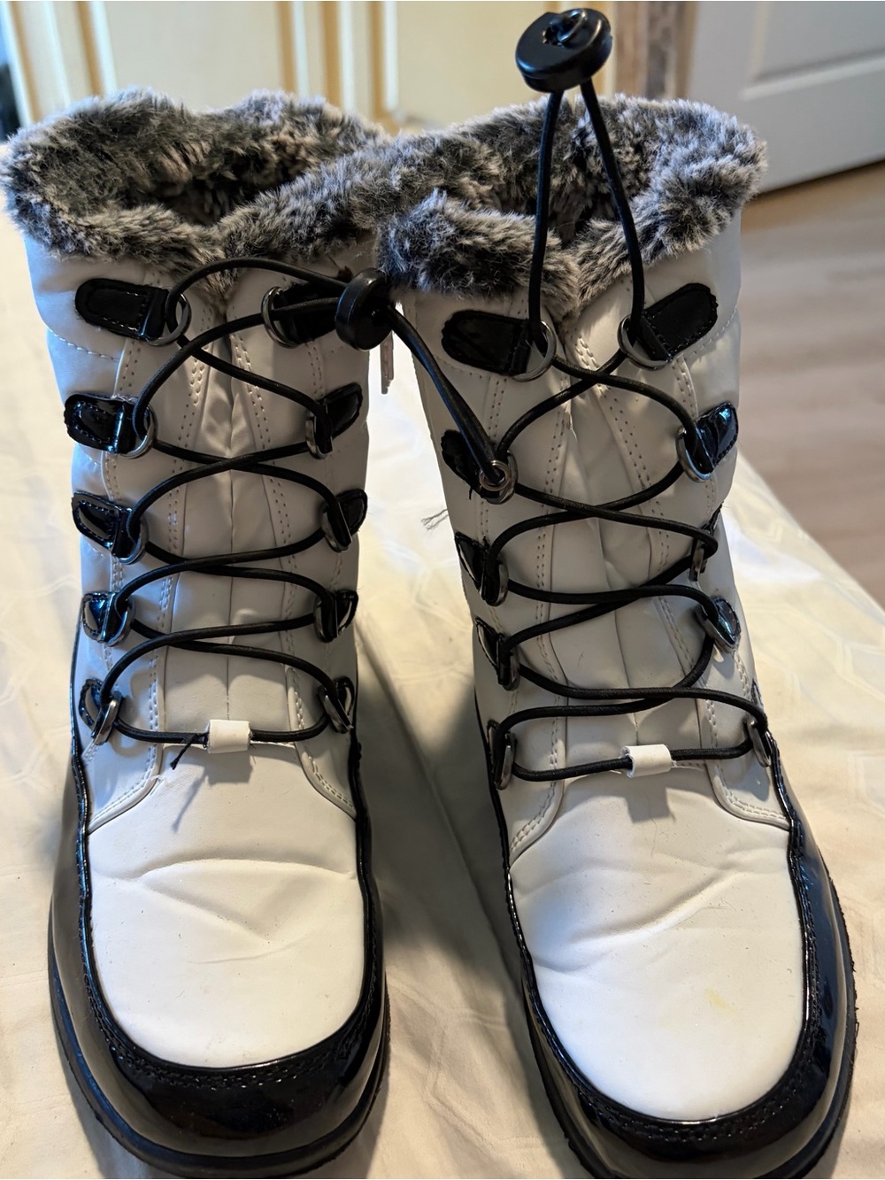 TOTES size 7 White nylon Faux-Fur Trim Lace-Up Winter Booties with Black Accents